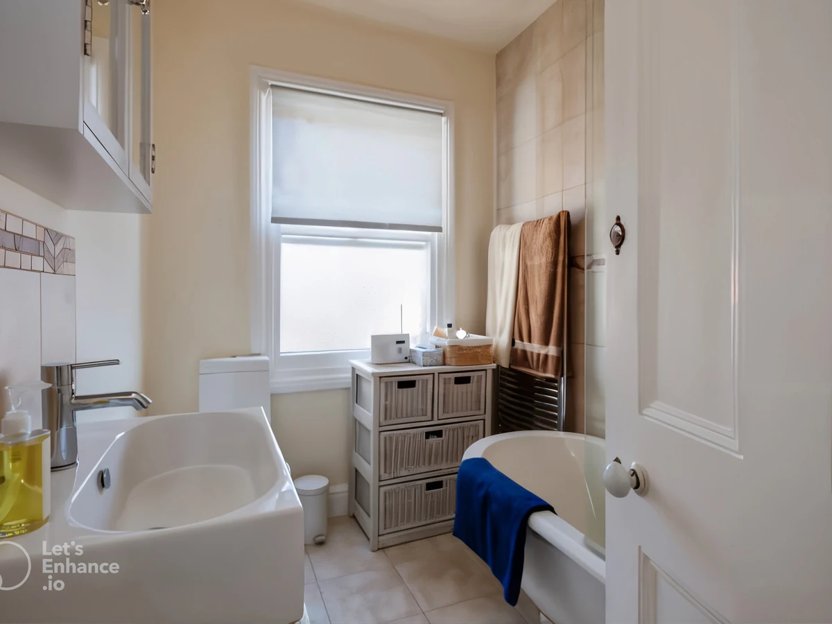 Victorian bathroom painting in Ipswich by Ipswich Painters, professional painters